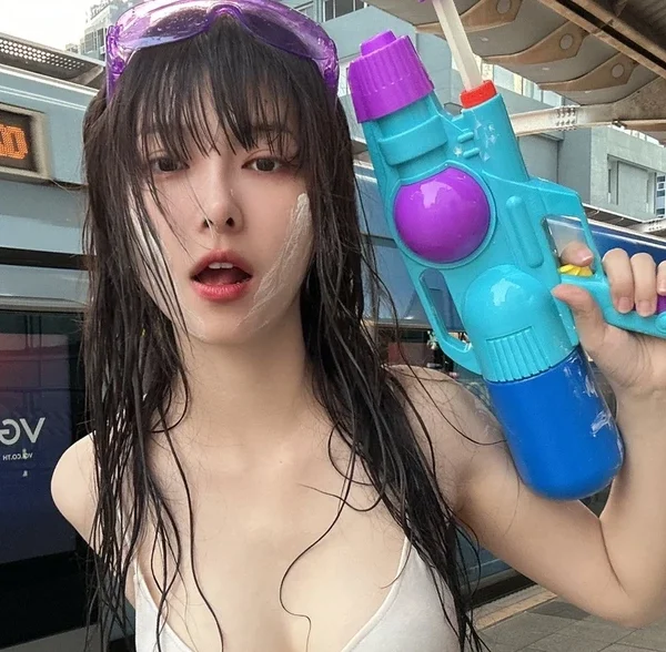 Nhan sắc gây mê của hot girl tại lễ hội té nước, hứng trọn combo đến "ướt nhẹp" vẫn cực kỳ quyến rũ kenhtingame com thumb nhan sac gay me cua hot girl tai le hoi te nuoc hung tron combo den quot uot nhep quot van cuc ky quyen ru 6edf1776434649629 940w