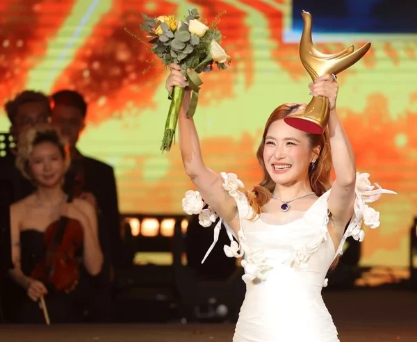 Nhiều tài khoản Ấn Độ, Châu Phi... thả tim vào bài đăng Hương Tràm nhận giải Cống hiến kenhtingame com thumb nhieu tai khoan an do chau phi tha tim vao bai dang huong tram nhan giai cong hien b6fc1776348717244 940w