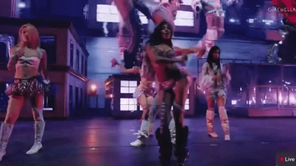 Nhóm nữ đàn em của BTS trình diễn phản cảm nhức mắt, công khai cô lập 1 thành viên tại Coachella? kenhtingame com thumb nhom nu dan em cua bts trinh dien phan cam nhuc mat cong khai co lap 1 thanh vien tai coachella 899e1775973096573 940w