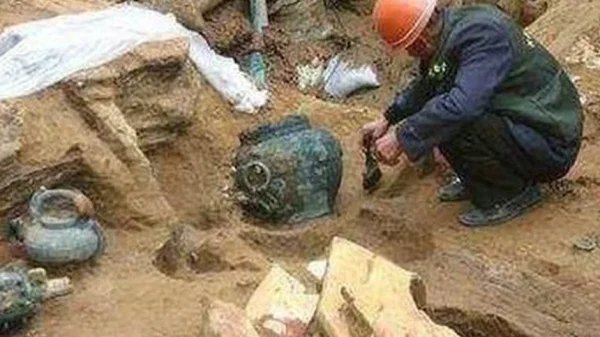 Phát hiện gói mì được sản xuất năm 1994 trong mộ cổ hơn 2.000 tuổi, chuyên gia ngay lập tức gọi cảnh sát kenhtingame com thumb phat hien goi mi duoc san xuat nam 1994 trong mo co hon 2000 tuoi chuyen gia ngay lap tuc goi canh sat 7c011775644278013 940w