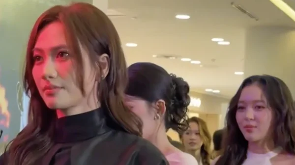 Phương Anh Đào như gắn spotlight trên người, đẹp đến mức khiến Hoa hậu đứng chung suýt "tàng hình" kenhtingame com thumb phuong anh dao nhu gan spotlight tren nguoi dep den muc khien hoa hau dung chung suyt quot tang hinh quot ae811776290947471 940w