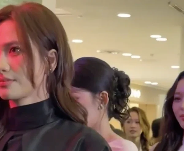 Phương Anh Đào như gắn spotlight trên người, đẹp đến mức khiến Hoa hậu đứng chung suýt "tàng hình" kenhtingame com thumb phuong anh dao nhu gan spotlight tren nguoi dep den muc khien hoa hau dung chung suyt quot tang hinh quot ae811776290947471 940w