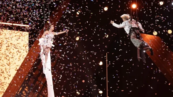 Phương Mỹ Chi lau mồ hôi nhắc từng câu cho RHYDER hát, treo mình trên cao 3m vẫn lên highnote tằng tằng kenhtingame com thumb phuong m chi lau mo hoi nhac tung cau cho rhyder hat treo minh tren cao 3m van len highnote tang tang 30351775320128715 940w