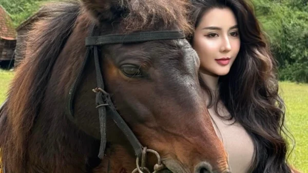 Rời yên ngựa để "xuống nước", hot girl làng kỵ sĩ gây bão với màn biến hình kenhtingame com thumb roi yen ngua de quot xuong nuoc quot hot girl lang ky si gay bao voi man bien hinh 43021775967508045 940w