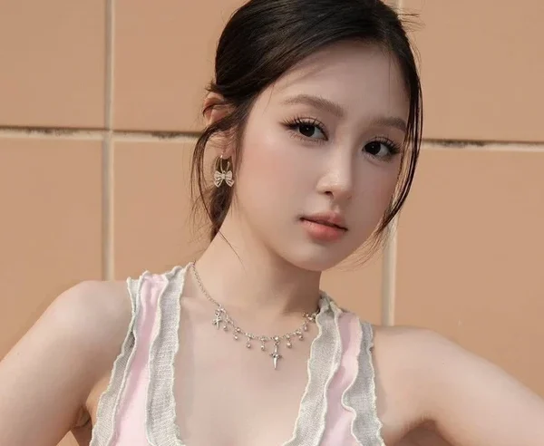 Sao nhí đẹp như Hoa hậu nhưng bị gọi là "em bé đáng ghét nhất màn ảnh", càng đanh đá lại càng hot kenhtingame com thumb sao nhi dep nhu hoa hau nhung bi goi la quot em be dang ghet nhat man anh quot cang danh da lai cang hot 9ec81775300508664 940w