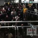 Seoul những ngày này: Biển người tràn xuống tàu điện ngầm, xe buýt cũng chật cứng sau lệnh cấm xe theo biển số chẵn lẻ kenhtingame com thumb seoul nhung ngay nay bien nguoi tran xuong tau dien ngam xe buyt cung chat cung sau lenh cam xe theo bien so chan le 9b201775712045932 940w