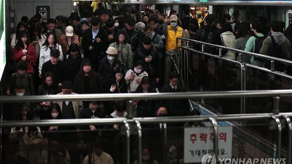 Seoul những ngày này: Biển người tràn xuống tàu điện ngầm, xe buýt cũng chật cứng sau lệnh cấm xe theo biển số chẵn lẻ kenhtingame com thumb seoul nhung ngay nay bien nguoi tran xuong tau dien ngam xe buyt cung chat cung sau lenh cam xe theo bien so chan le 9b201775712045932 940w