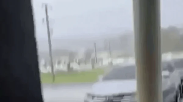 Siêu bão mạnh nhất hành tinh Sinlaku áp sát: Người dân "nín thở" trước giờ G, mưa to gió lớn đã xuất hiện kenhtingame com thumb sieu bao manh nhat hanh tinh sinlaku ap sat nguoi dan quot nin tho quot truoc gio g mua to gio lon da xuat hien 3fb71776165979203 940w