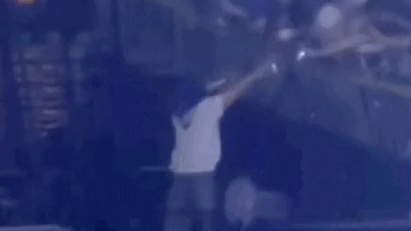 Sự cố kinh hoàng: Gãy rào chắn khán đài khiến nhiều người rơi từ trên cao xuống tại concert của Super Junior kenhtingame com thumb su co kinh hoang gay rao chan khan dai khien nhieu nguoi roi tu tren cao xuong tai concert cua super junior 00811775455535398 940w