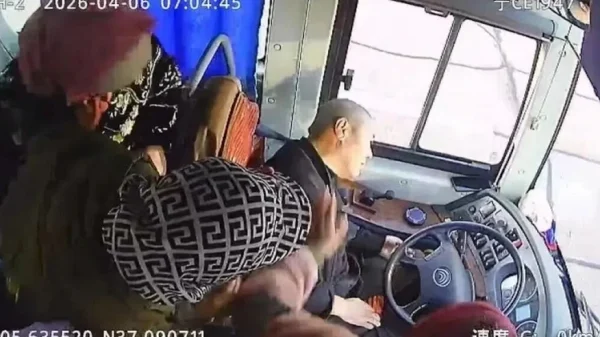 Tài xế xe buýt đột ngột phát bệnh, dùng 5 giây cuối đời phanh gấp ngay mép vực, cứu sống 45 người kenhtingame com thumb tai xe xe buyt dot ngot phat benh dung 5 giay cuoi doi phanh gap ngay mep vuc cuu song 45 nguoi 8d471775713441733 940w