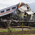 Thảm kịch 2 tàu hỏa đâm nhau tại Indonesia: Số người thiệt mạng tăng gấp đôi, gấp rút tìm kiếm nạn nhân trong đống đổ nát kenhtingame com thumb tham kich 2 tau hoa dam nhau tai indonesia so nguoi thiet mang tang gap doi gap rut tim kiem nan nhan trong dong do nat c1461777391474320 940w