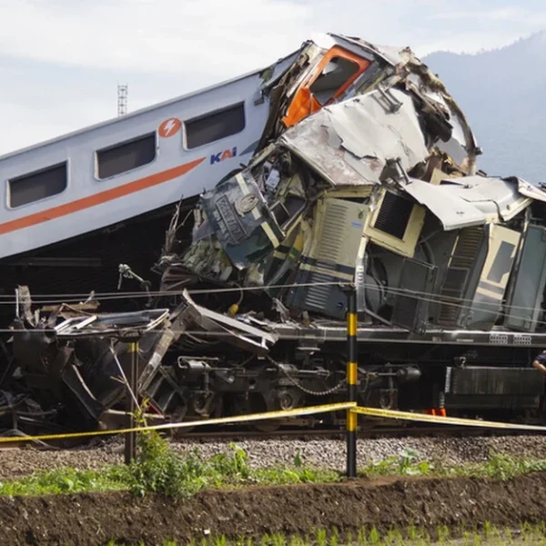 Thảm kịch 2 tàu hỏa đâm nhau tại Indonesia: Số người thiệt mạng tăng gấp đôi, gấp rút tìm kiếm nạn nhân trong đống đổ nát kenhtingame com thumb tham kich 2 tau hoa dam nhau tai indonesia so nguoi thiet mang tang gap doi gap rut tim kiem nan nhan trong dong do nat c1461777391474320 940w