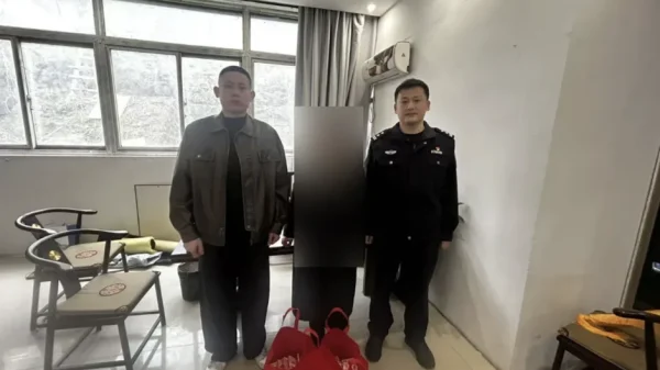 Thu giữ 3 chiếc điện thoại, hơn 4,7 tỷ đồng tiền mặt trong vali và bắt khẩn cấp 1 người kenhtingame com thumb thu giu 3 chiec dien thoai hon 4 7 ty dong tien mat trong vali va bat khan cap 1 nguoi d7611775195270285 940w