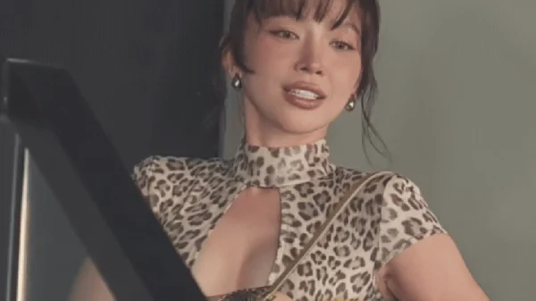 Tóc Tiên lên đồ hở bạo khoe dáng, bị soi vẫn khư khư 1 thứ chung với Touliver kenhtingame com thumb toc tien len do ho bao khoe dang bi soi van khu khu 1 thu chung voi touliver 76041775207612151 940w