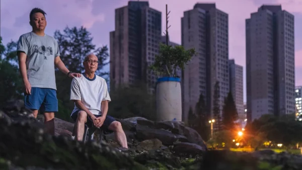 Tro tàn và ký ức: Một gia đình trở lại hiện trường vụ cháy chung cư tồi tệ nhất ở Hồng Kông (Trung Quốc) trong nhiều thập kỷ kenhtingame com thumb tro tan va ky uc mot gia dinh tro lai hien truong vu chay chung cu toi te nhat o hong kong trung quoc trong nhieu thap ky 6e891777466946394 940w