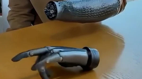 Trung Quốc lại một lần nữa khiến cả thế giới bất ngờ với cánh tay giả có thể "đọc" suy nghĩ và di chuyển linh hoạt ngay cả khi không kết nối với cơ thể người! kenhtingame com thumb trung quoc lai mot lan nua khien ca the gioi bat ngo voi canh tay gia co the quot doc quot suy nghi va di chuyen linh hoat ngay ca khi khong ket noi voi co the nguoi ada81775312