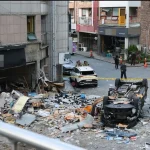 Trung tâm thương mại tại Hàn Quốc hoang tàn sau vụ nổ lúc nửa đêm: Mảnh kính găm đầy mặt đất, xe hơi lật nhào, nhiều người bị thương kenhtingame com thumb trung tam thuong mai tai han quoc hoang tan sau vu no luc nua dem manh kinh gam day mat dat xe hoi lat nhao nhieu nguoi bi thuong 8faa1776056828912 940w