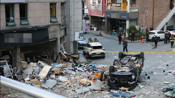 Trung tâm thương mại tại Hàn Quốc hoang tàn sau vụ nổ lúc nửa đêm: Mảnh kính găm đầy mặt đất, xe hơi lật nhào, nhiều người bị thương kenhtingame com thumb trung tam thuong mai tai han quoc hoang tan sau vu no luc nua dem manh kinh gam day mat dat xe hoi lat nhao nhieu nguoi bi thuong 8faa1776056828912 940w