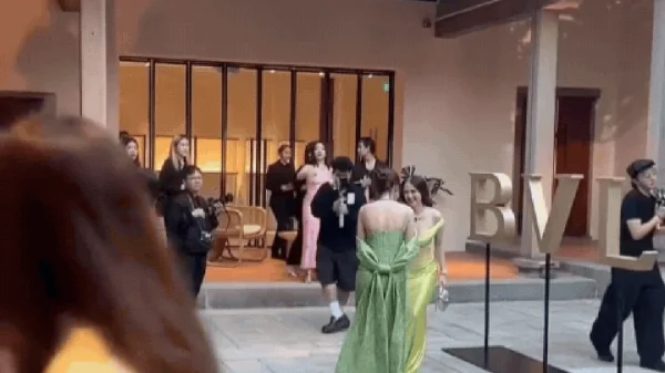 Vbiz có mỹ nhân được báo Trung khen đẹp nhất Việt Nam, đứng cạnh sao quốc tế nhưng chưa biết "lép vế" là gì kenhtingame com thumb vbiz co m nhan duoc bao trung khen dep nhat viet nam dung canh sao quoc te nhung chua biet quot lep ve quot la gi 78d41776490867051 940w