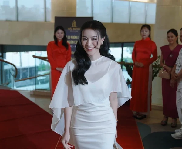 Vbiz đố ai lột xác gắt hơn Trang Emma kenhtingame com thumb vbiz do ai lot xac gat hon trang emma b11b1775926377530 940w