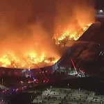 Video: Biển lửa nuốt trọn kho giấy vệ sinh khổng lồ ở California kenhtingame com thumb video bien lua nuot tron kho giay ve sinh khong lo o california a7ee1775733133884 940w