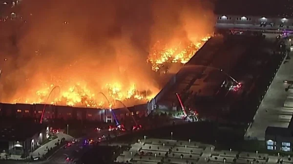 Video: Biển lửa nuốt trọn kho giấy vệ sinh khổng lồ ở California kenhtingame com thumb video bien lua nuot tron kho giay ve sinh khong lo o california a7ee1775733133884 940w