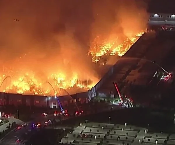 Video: Biển lửa nuốt trọn kho giấy vệ sinh khổng lồ ở California kenhtingame com thumb video bien lua nuot tron kho giay ve sinh khong lo o california a7ee1775733133884 940w