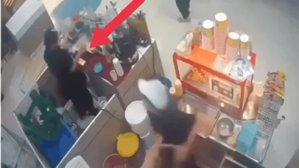 Video: Người phụ nữ tạt thẳng nồi dầu sôi vào đồng nghiệp vì khác biệt ngôn ngữ vùng miền kenhtingame com thumb video nguoi phu nu tat thang noi dau soi vao dong nghiep vi khac biet ngon ngu vung mien f4621776697139204 940w