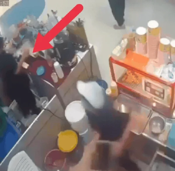 Video: Người phụ nữ tạt thẳng nồi dầu sôi vào đồng nghiệp vì khác biệt ngôn ngữ vùng miền kenhtingame com thumb video nguoi phu nu tat thang noi dau soi vao dong nghiep vi khac biet ngon ngu vung mien f4621776697139204 940w