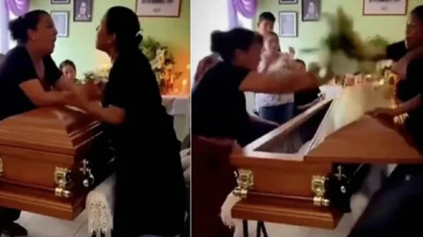 Vợ và "tiểu tam" đánh ghen ngay trong tang lễ của người chồng, nắp quan tài cũng bị lật mở kenhtingame com thumb vo va quot tieu tam quot danh ghen ngay trong tang le cua nguoi chong nap quan tai cung bi lat mo 4b211775840650232 940w