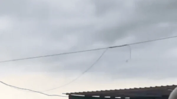 Vòi rồng cuốn thuyền đạp nước bay 15m ở bãi biển, du khách hoảng loạn bỏ chạy kenhtingame com thumb voi rong cuon thuyen dap nuoc bay 15m o bai bien du khach hoang loan bo chay c3441776147618648 940w