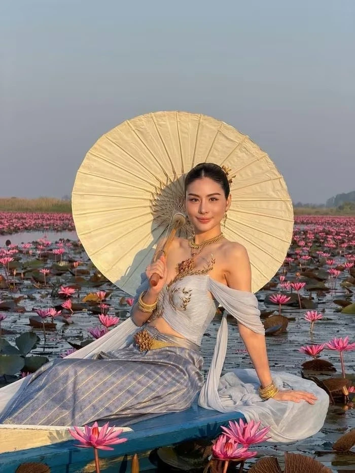 Tiết lộ sốc của nữ ca sĩ 32 tuổi vừa đăng quang Hoa hậu Hòa bình Thái Lan