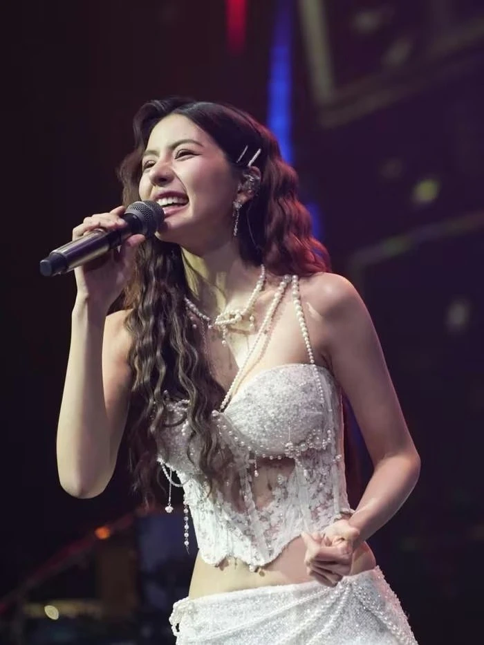 Tiết lộ sốc của nữ ca sĩ 32 tuổi vừa đăng quang Hoa hậu Hòa bình Thái Lan