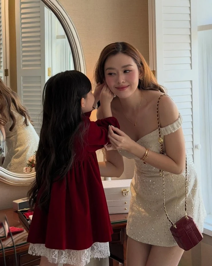 Tiểu thư Vbiz được giấu kín bưng nay đã lớn cỡ này: Mẹ là Á hậu visual đỉnh, danh tính bố cực bí ẩn