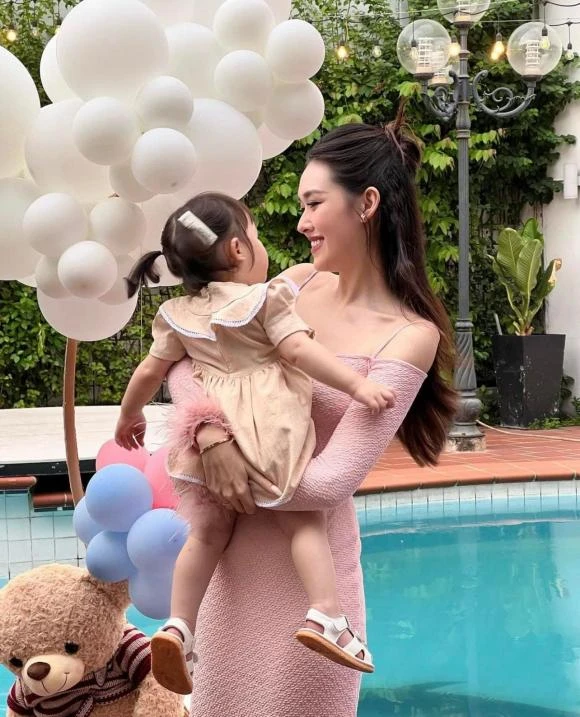 Tiểu thư Vbiz được giấu kín bưng nay đã lớn cỡ này: Mẹ là Á hậu visual đỉnh, danh tính bố cực bí ẩn