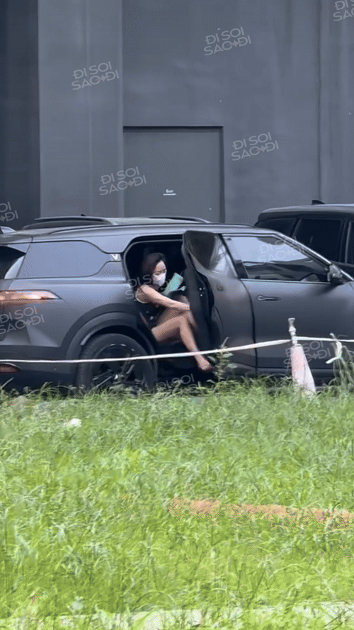 Tóc Tiên lên đồ hở bạo khoe dáng, bị soi vẫn khư khư 1 thứ chung với Touliver