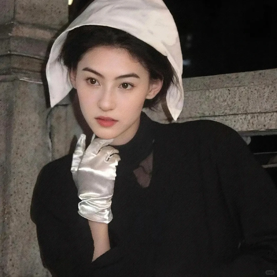 Trần đời hiếm gặp mỹ nhân nào 46 tuổi mà đẹp như thế, biến đàn em xinh như "tiên nữ" đứng cạnh trở thành cái bóng