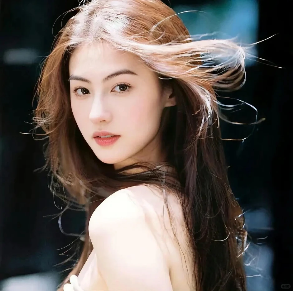 Trần đời hiếm gặp mỹ nhân nào 46 tuổi mà đẹp như thế, biến đàn em xinh như "tiên nữ" đứng cạnh trở thành cái bóng