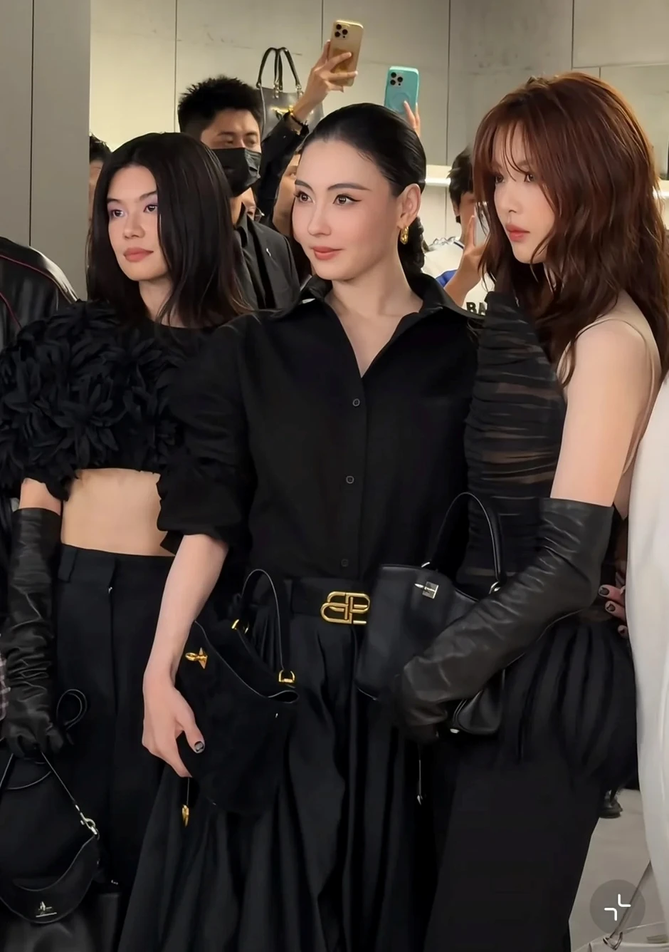 Trần đời hiếm gặp mỹ nhân nào 46 tuổi mà đẹp như thế, biến đàn em xinh như "tiên nữ" đứng cạnh trở thành cái bóng