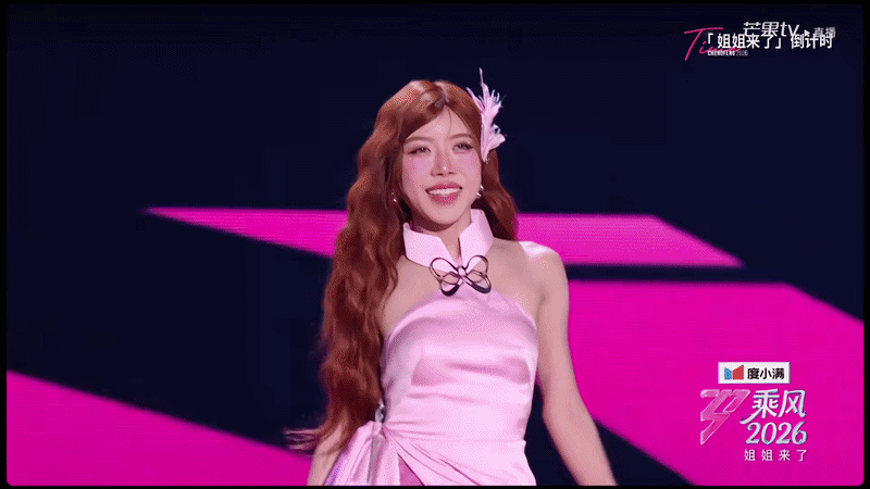 Trang Pháp bị cả dàn Chị Đẹp show Trung Quốc "bơ đẹp", đứng giới thiệu cả buổi không ai quan tâm?