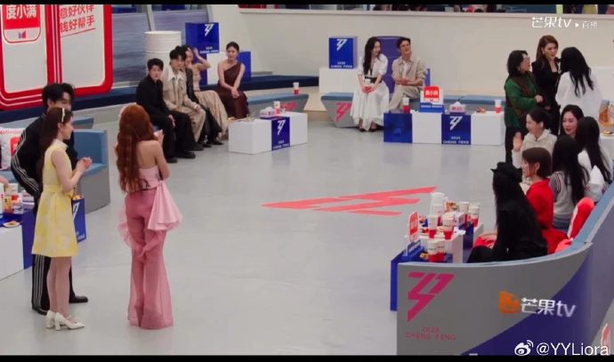 Trang Pháp bị cả dàn Chị Đẹp show Trung Quốc "bơ đẹp", đứng giới thiệu cả buổi không ai quan tâm?