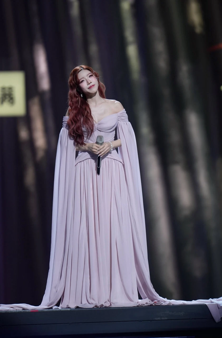 Trang Pháp đã về Việt Nam giữa tâm bão thi Đạp Gió, 1 chi tiết khiến đồng nghiệp lo lắng