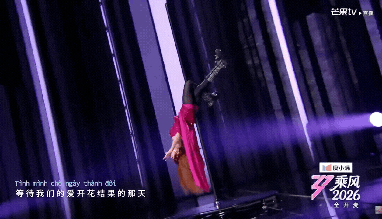 Trang Pháp múa cột, hát 4 thứ tiếng chào sân Đạp Gió bản Trung, cả dàn sao Hoa ngữ “kiêng dè” Trang Pháp múa cột, hát 4 thứ tiếng chào sân Đạp Gió bản Trung, cả dàn sao Hoa ngữ “kiêng dè”