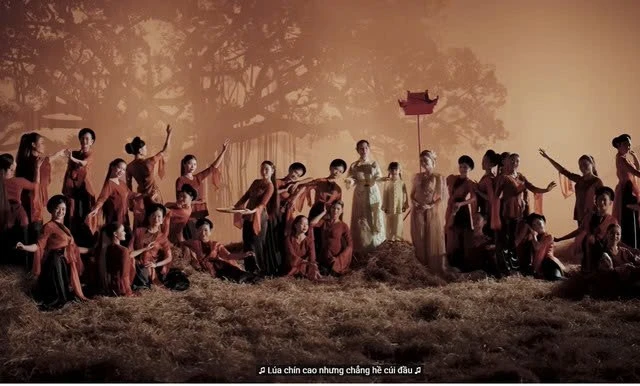 Tranh cãi lúa chín chẳng hề cúi đầu, Hòa Minzy – Cẩm Ly vẫn hát Người Việt mình thương nhau trong Âm vang Tổ quốc tối nay tại Mỹ Đình