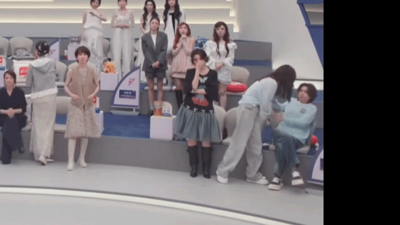 Tranh cãi sao nữ thái độ với Trang Pháp: Căng thẳng hất tay đồng đội, coi thường thí sinh bị loại?