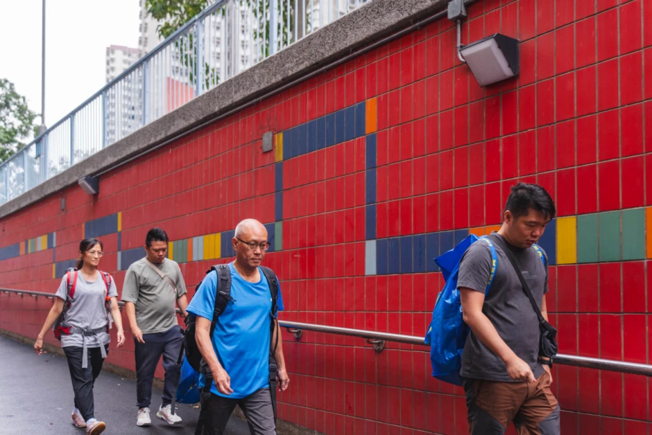 Tro tàn và ký ức: Một gia đình trở lại hiện trường vụ cháy chung cư tồi tệ nhất ở Hồng Kông (Trung Quốc) trong nhiều thập kỷ