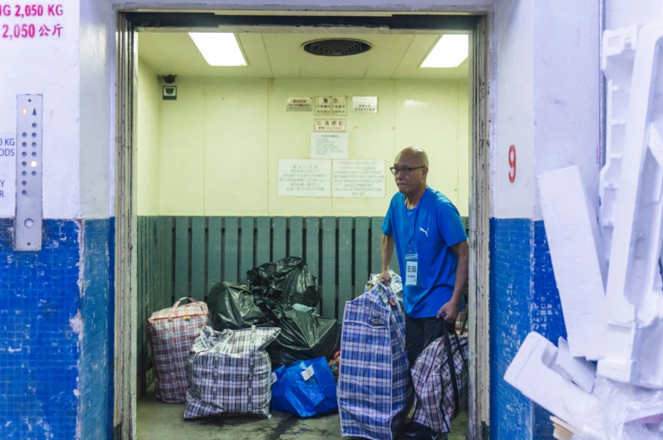 Tro tàn và ký ức: Một gia đình trở lại hiện trường vụ cháy chung cư tồi tệ nhất ở Hồng Kông (Trung Quốc) trong nhiều thập kỷ