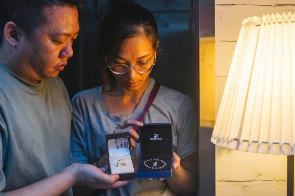 Tro tàn và ký ức: Một gia đình trở lại hiện trường vụ cháy chung cư tồi tệ nhất ở Hồng Kông (Trung Quốc) trong nhiều thập kỷ