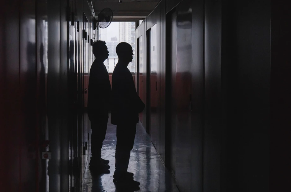 Tro tàn và ký ức: Một gia đình trở lại hiện trường vụ cháy chung cư tồi tệ nhất ở Hồng Kông (Trung Quốc) trong nhiều thập kỷ