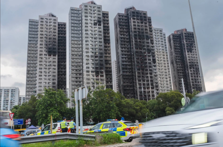 Tro tàn và ký ức: Một gia đình trở lại hiện trường vụ cháy chung cư tồi tệ nhất ở Hồng Kông (Trung Quốc) trong nhiều thập kỷ